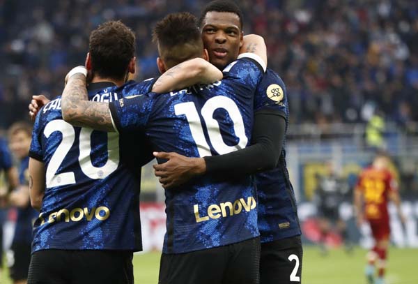 Thắng ấn tượng trước AS Roma, Inter Milan chiếm ưu thế đua vô địch Serie A