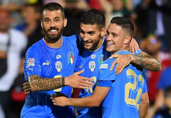 Hạ Hungary, Italy chiếm ngôi đầu bảng