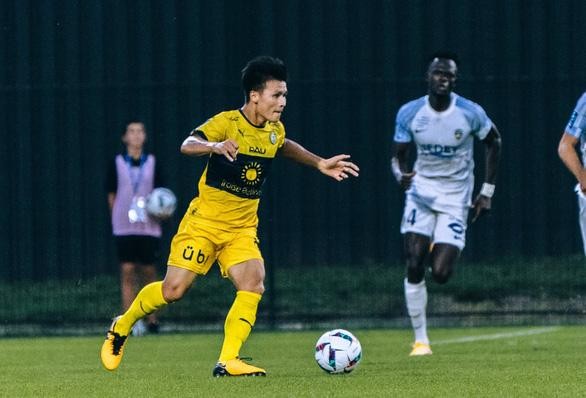 Quang Hải dự bị trận thứ ba liên tiếp, Pau FC rơi xuống cuối bảng