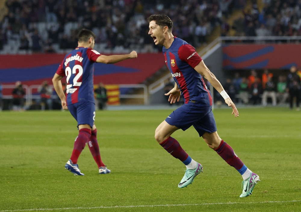 Lewandowski hóa người hùng, Barca thắng ngược Alaves