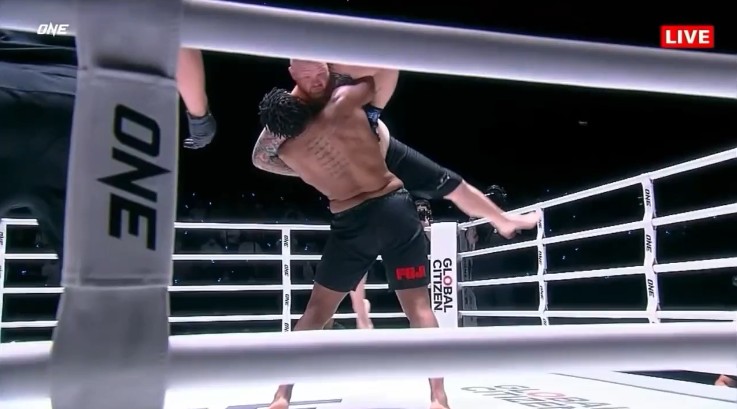 Võ sĩ Mỹ quăng đối thủ xuống sàn, giành chiến thắng knock out sau 18 giây