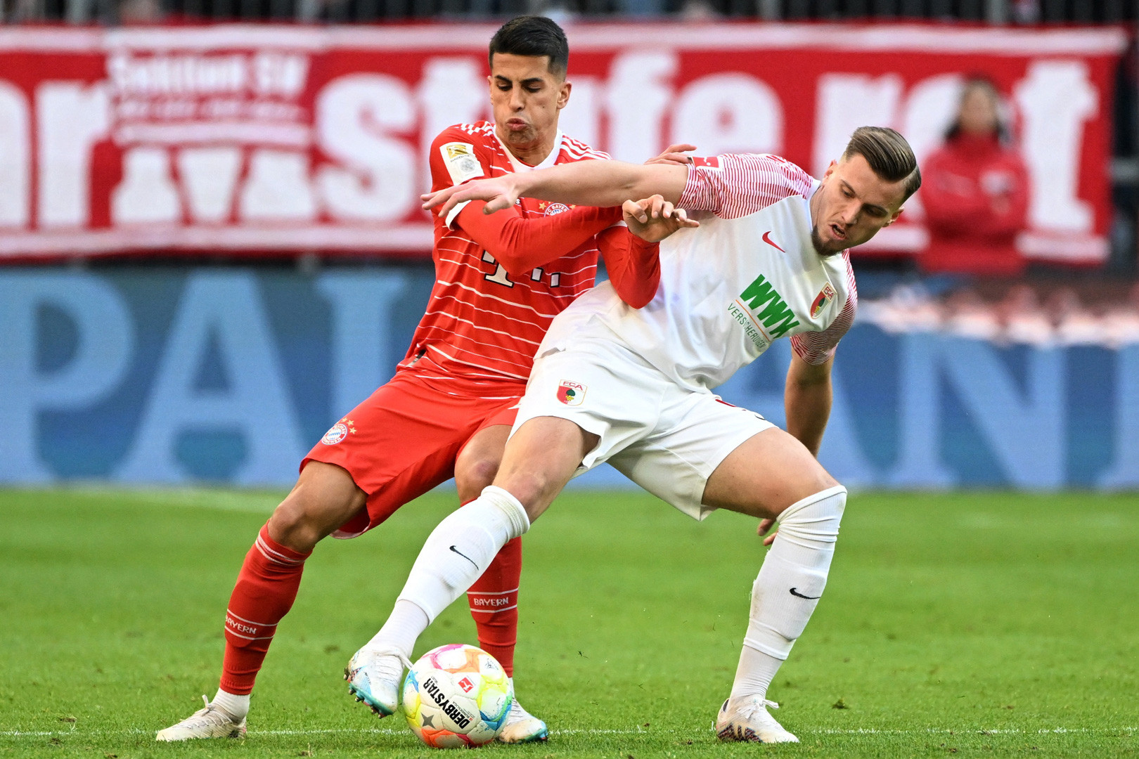 MU tiến gần ký Frimpong, Liverpool lấy De Paul