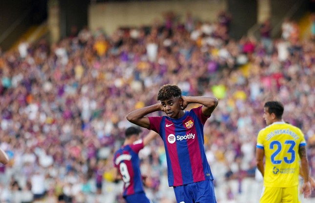 Barca chào sân mới bằng thắng lợi nhẹ nhàng