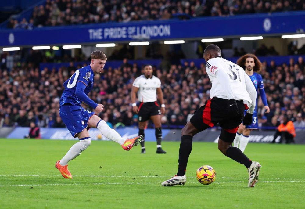 Liverpool bức tốc, Chelsea hụt hơi