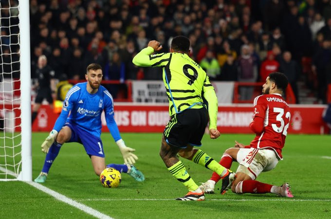 Arsenal vượt trên Man City, Aston Villa tiếp đà sa sút