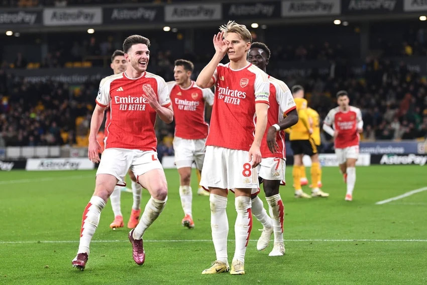 Arsenal trở lại đỉnh Premier League