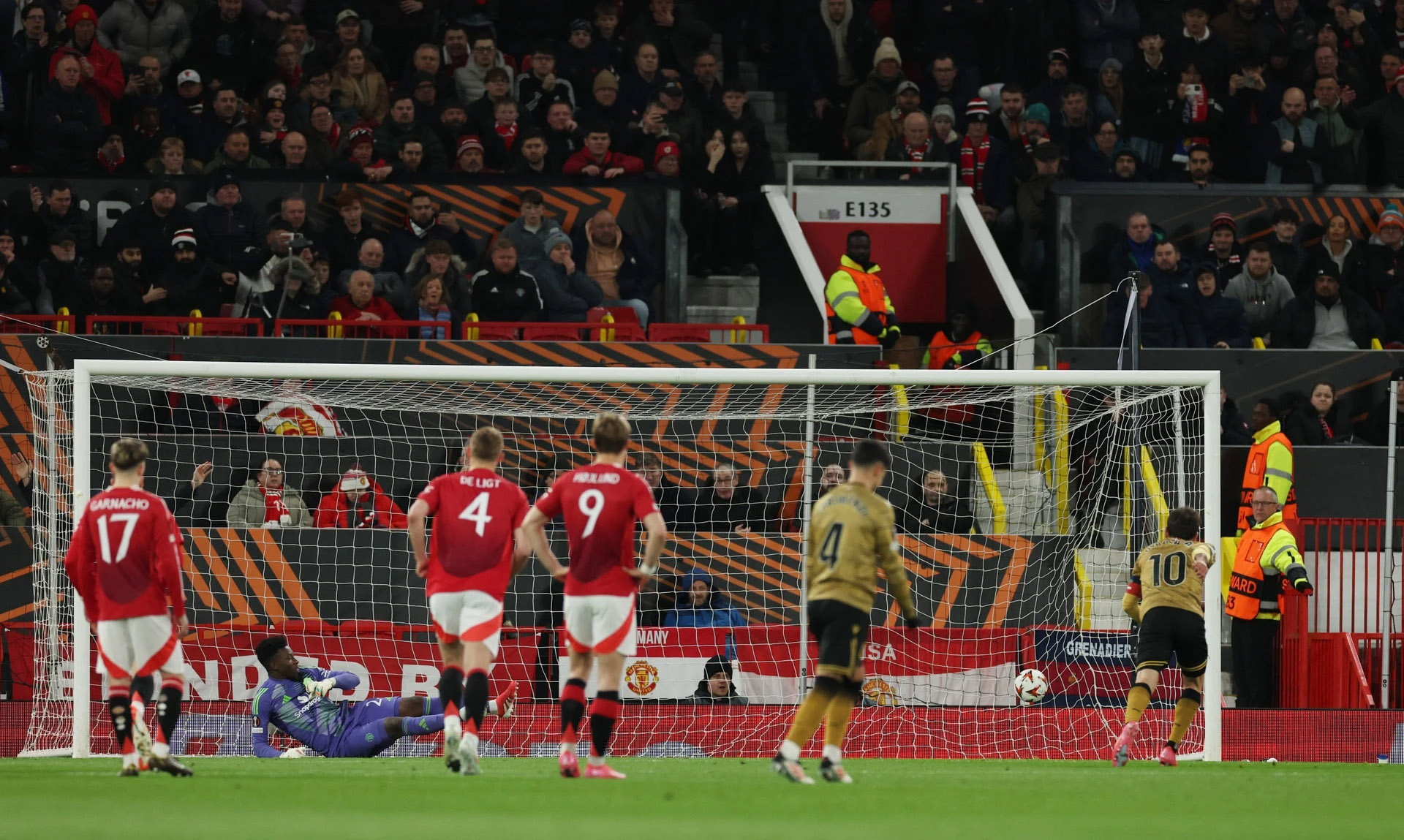 Bruno lập hat-trick, đưa MU vào tứ kết Europa League