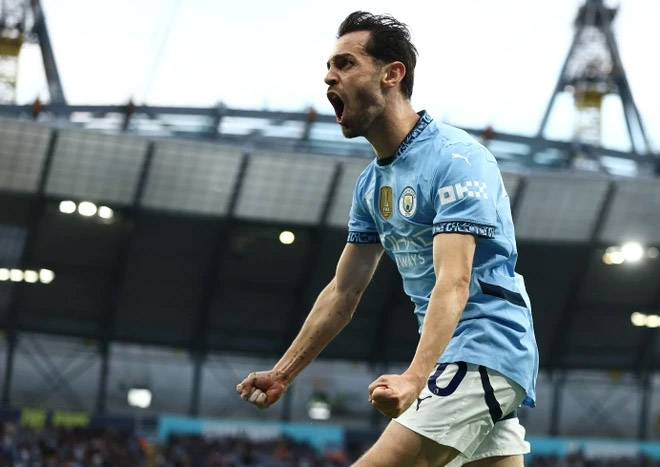 Man City chạm một tay vào vé dự Champions League