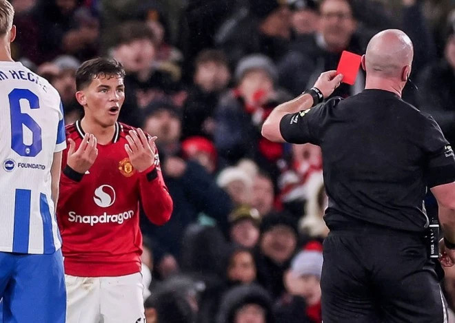 Sao trẻ MU bật khóc sau thẻ đỏ